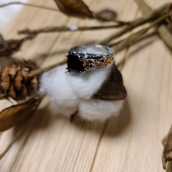 Exquisite Black Stone Ring with Rose Gold and Silver Accents - Picture 9 of 14